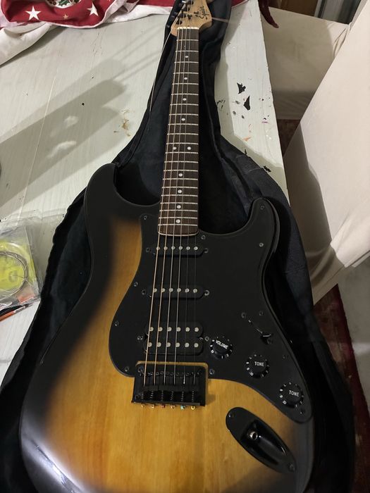Vendo guitarra strato squier como nova