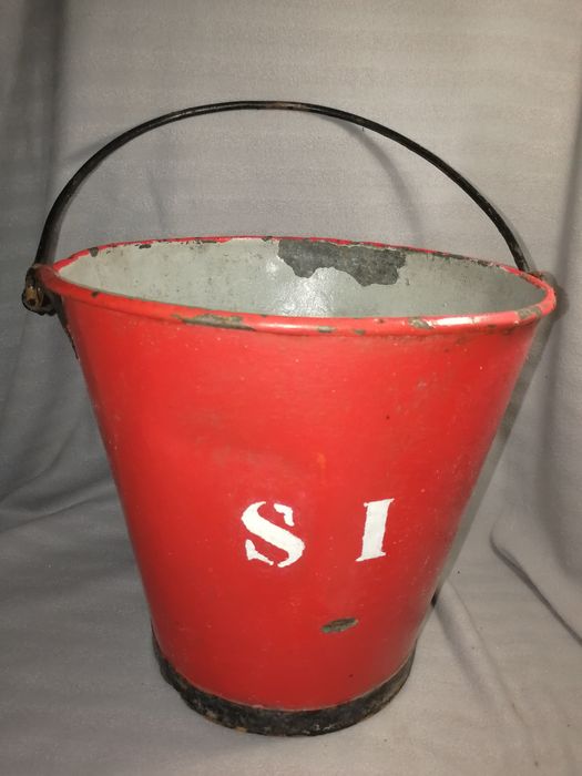 Balde de metal antiga estação de serviço