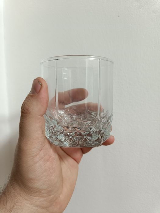 Стаканы, бокалы.
