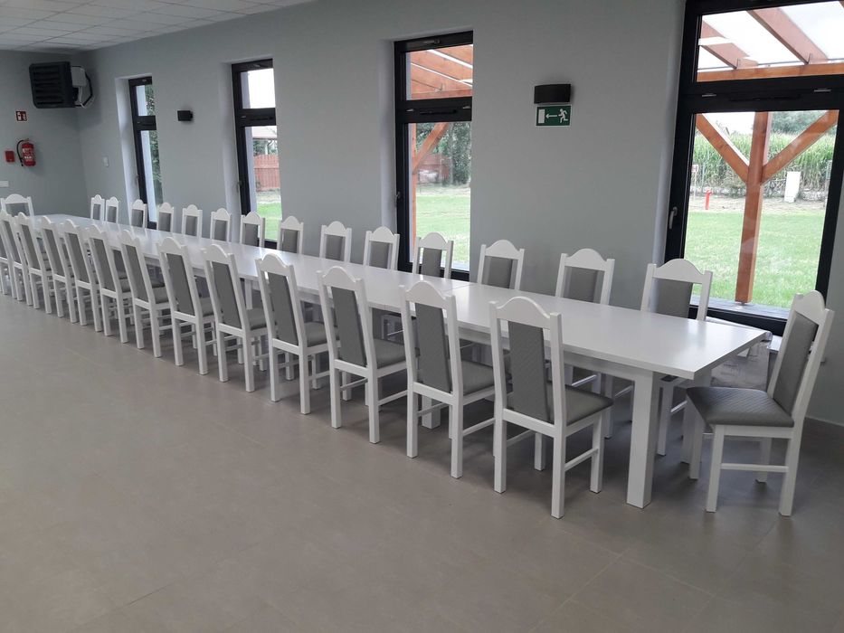 Stoly i krzesla dla wymagajacych na sale do restauracji baru świetlicy