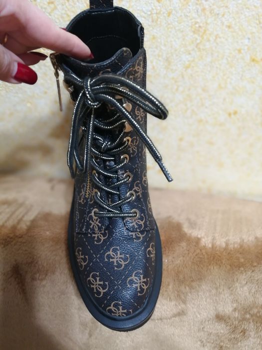 Ботинки осінні Guess