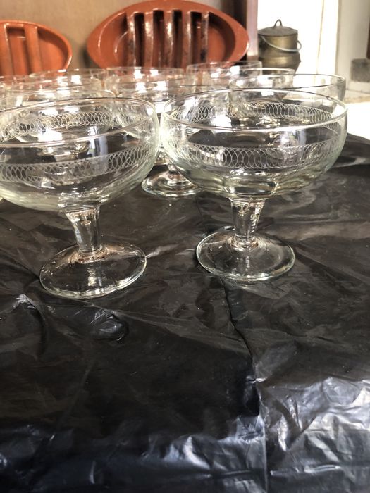 Varios modelos de taças (22)e pequena caneca em vidro valor de tudo
