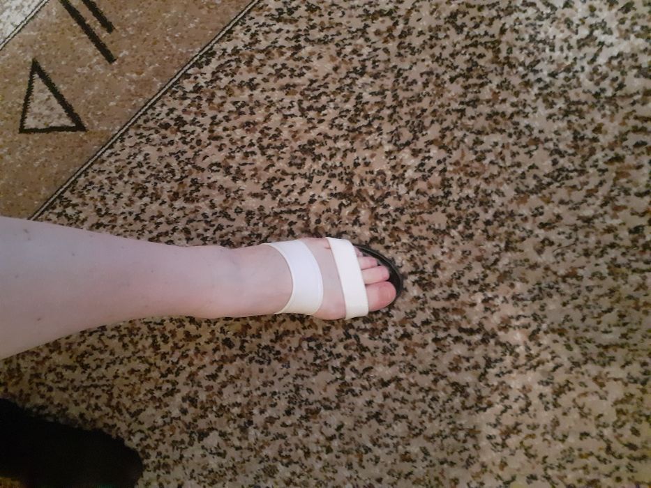 Продаю босоніжки