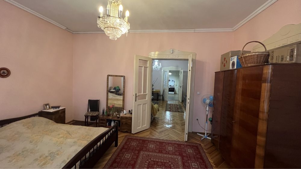 Дім на 8 сотинах престижна локація