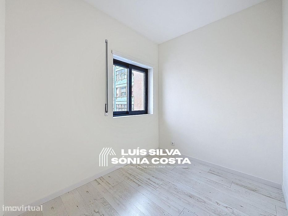 Apartamento T4 Totalmente Remodelado com 2 Varandas e Elevador –...