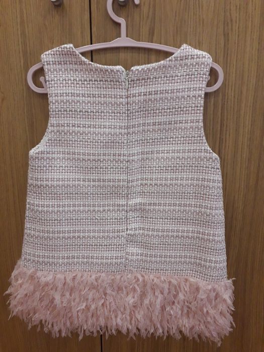 Vestido rosa com penas forrado.