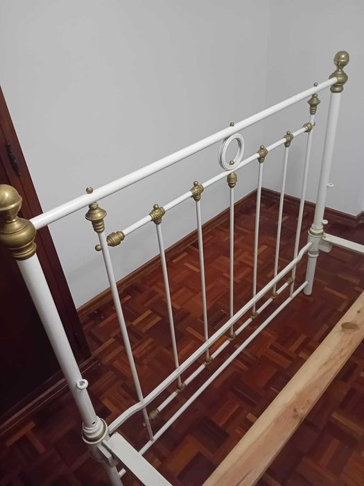 Cama antiga em ferro