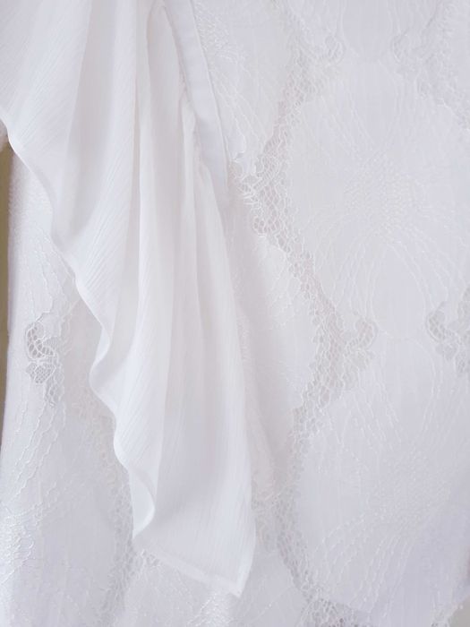 Blusa em renda branca da marca Massimo Dutti.