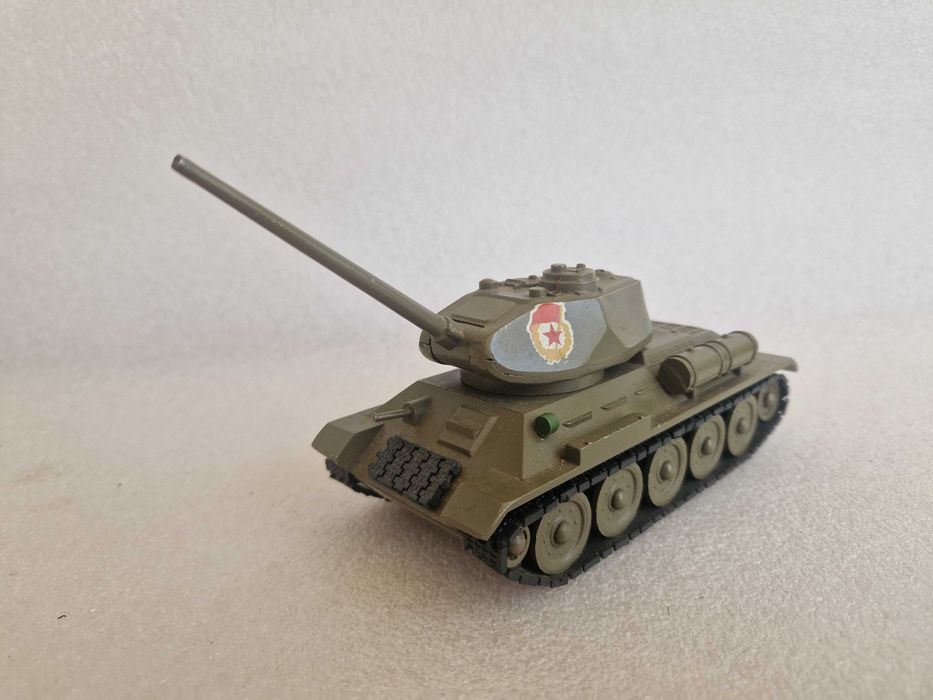 Танк Т-34 Арсенал. 1:43 масштаба. Модель от завода Арсенал
