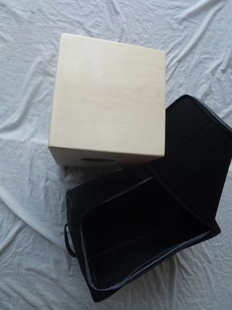 Cajon e saco de proteção e transporte.