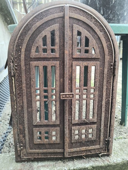 Stare żeliwne drzwiczki do pieca