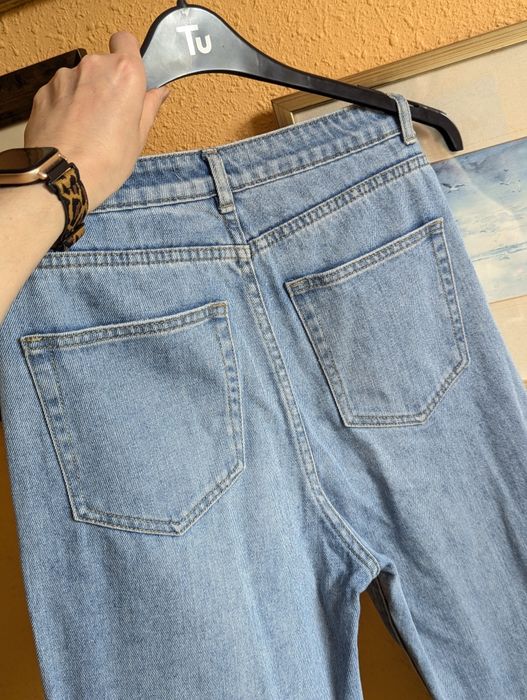 Jeansy jasne z haftem Cropp