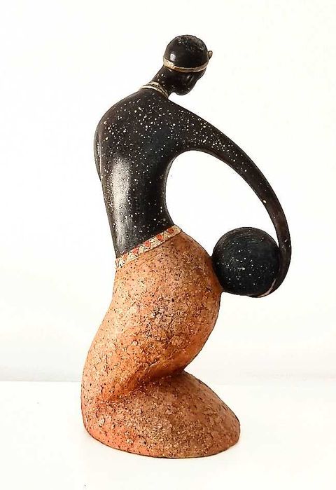 Artigo decorativo em cerâmica de mulher africana