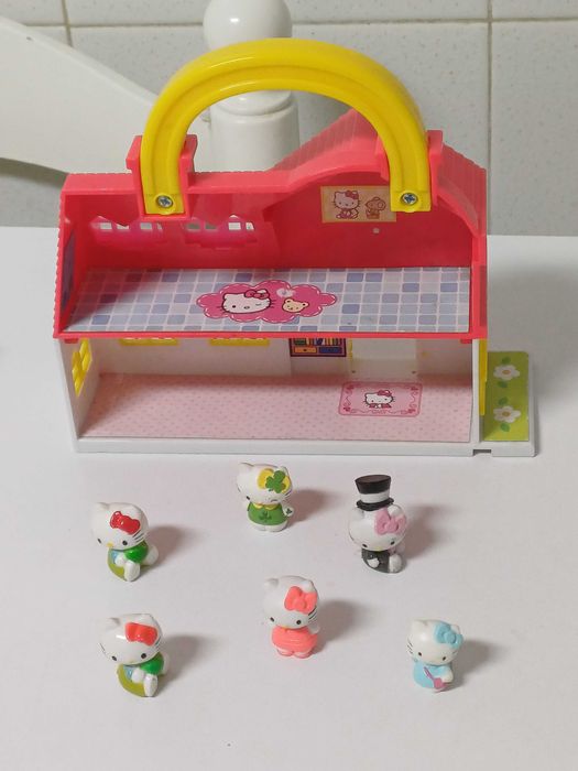 Casa da Hello Kitty com 6 bonecas