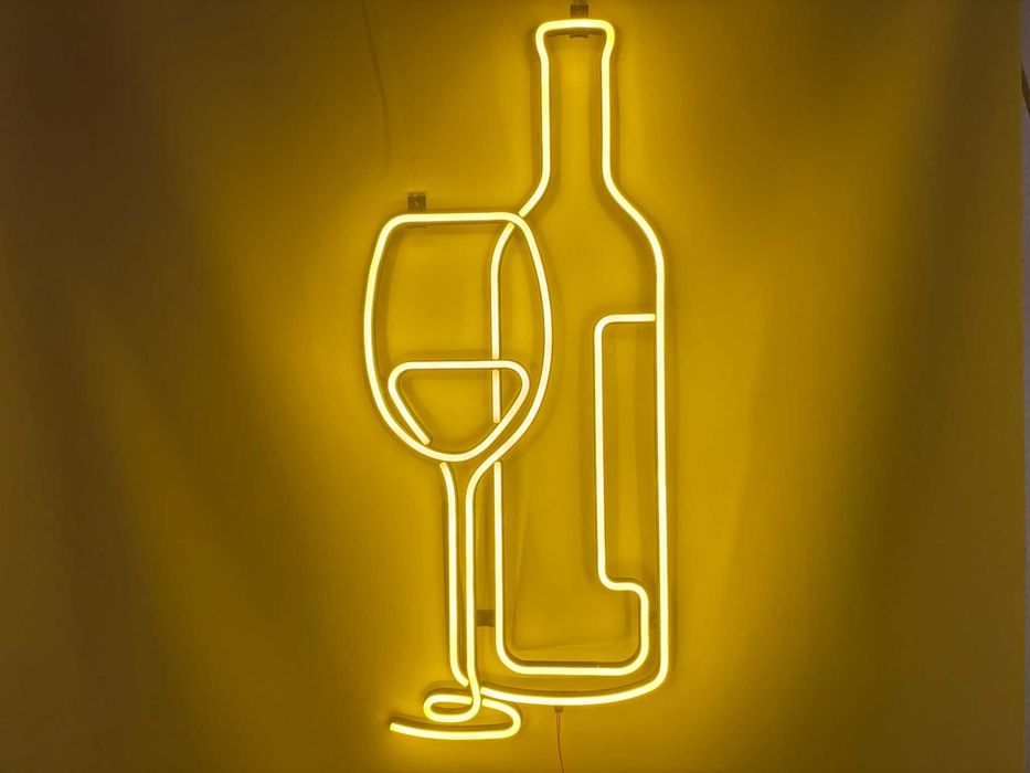 Неонова вивіска "Пляшка вина" лимонно-жовта, 800*326 мм
