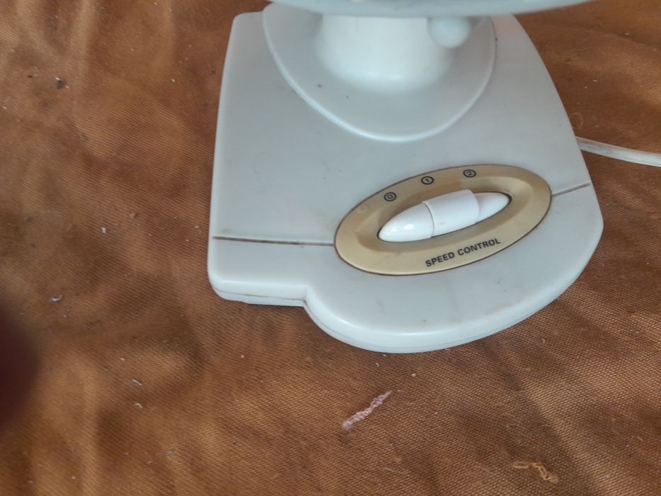 Ventilador pequena a funciona duas velocidades giratória