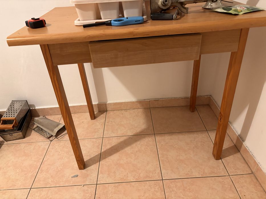 Niewielki stol kuchenny