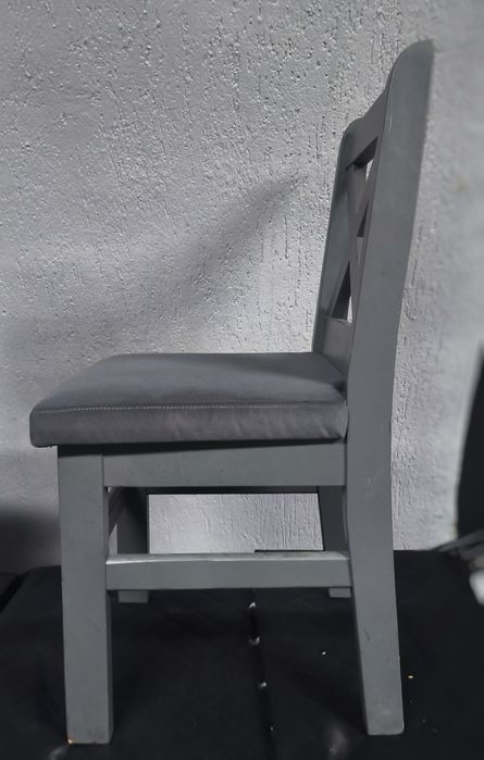 Krzesła drewniane w stylu prowansalskim