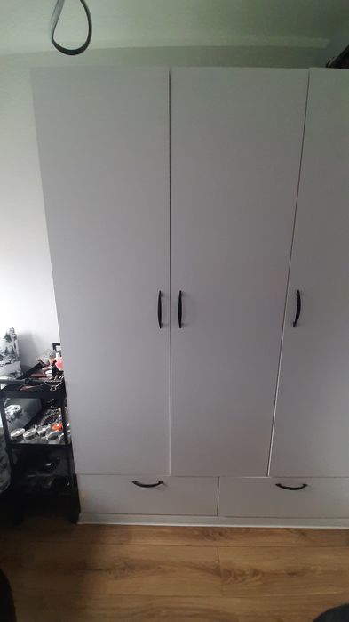 Duża biała pojemna szafa na ubrania