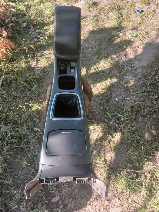 Панель консоль,підлокітник на рено Лагуна,та Ніссан Кашкай j10.