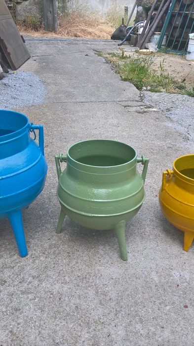 3 potes de ferro pintados , para decoraçao de jardim