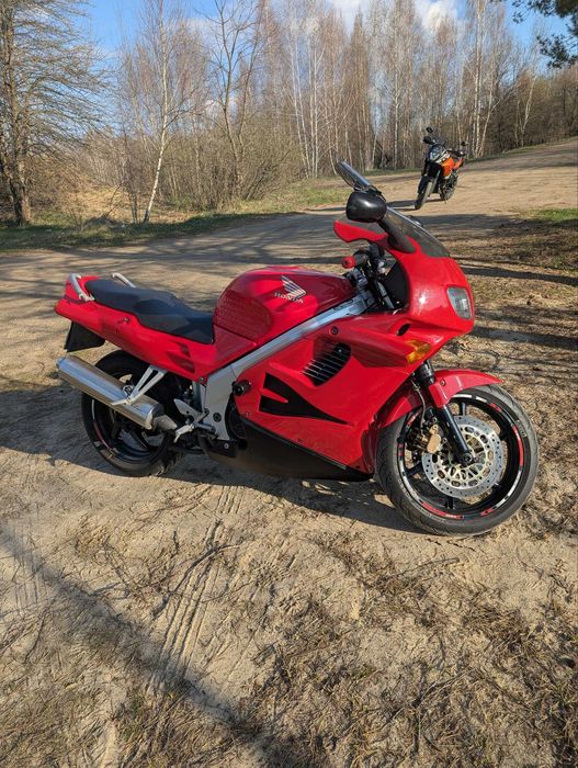 Продам Honda VFR 750F