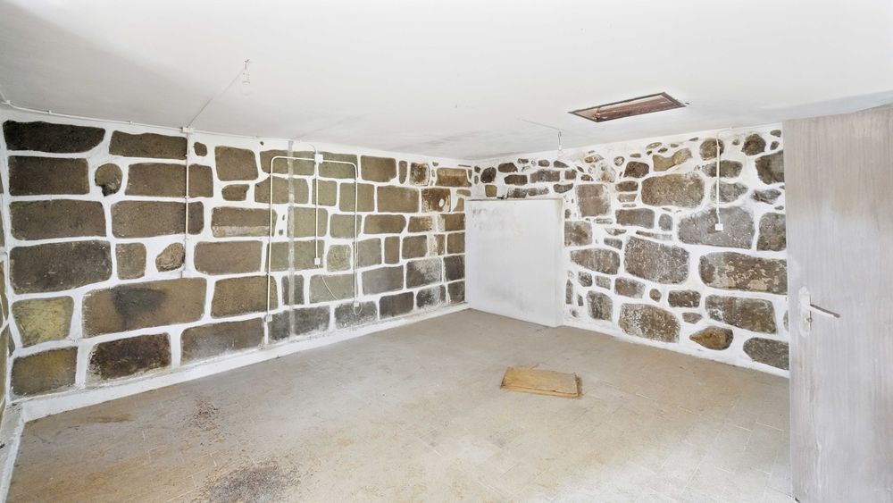 Duas casas em ruina com amplo terreno  todo murado.