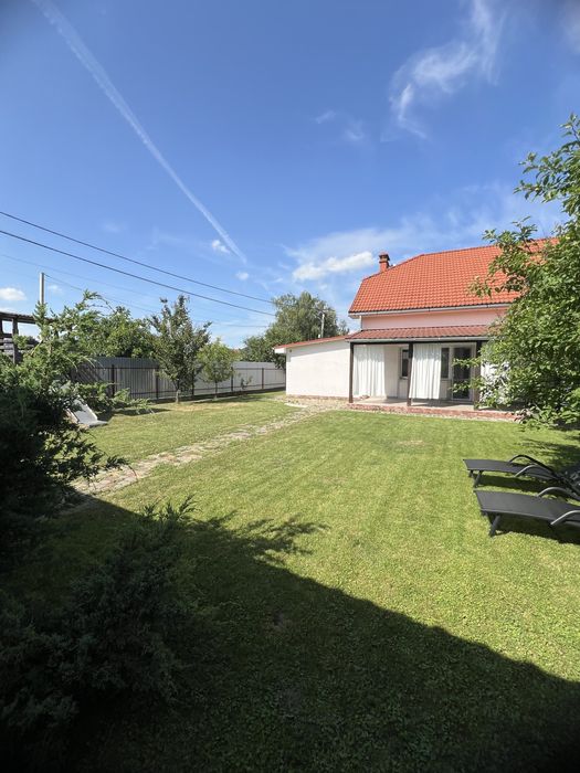 Продається двохповерховий котедж