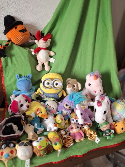 Peluches, cão com trela e gato. Todos 10€