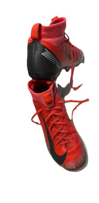 Chuteiras Nike vermelhas com cano alto – pouco uso, bom estado!