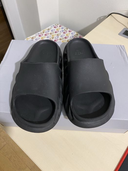 Klapki firmy Adidas Yeezy