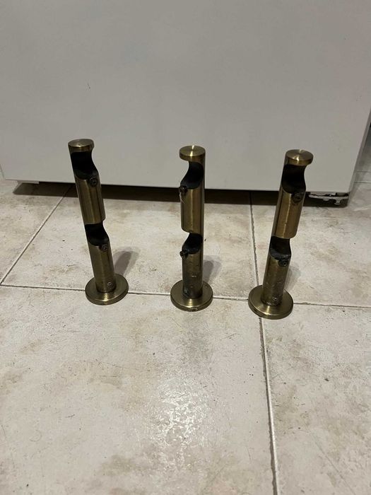 Conjunto de varões e suportes de metal