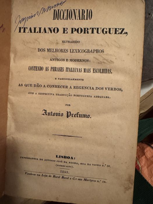 Livros antigos em capa de pele sovretudo dicionarios