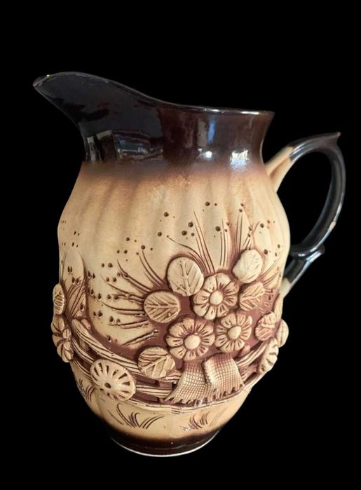 Глиняний глечик ручної роботи.