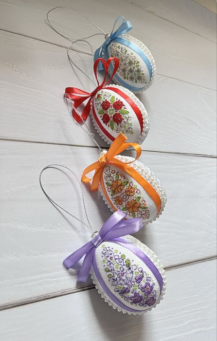 Великодні писанки з ручною вишивкою хрестиком