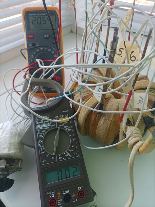 Трансформатор для зарядного или точечной сварки.