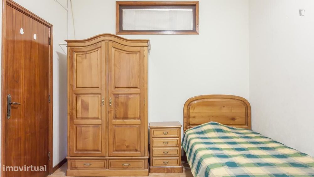 Quarto - localizado em Pedrouços Porto