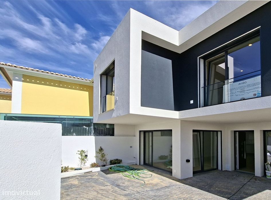 Moradia T3 nova com jardim em São Domingos de Rana