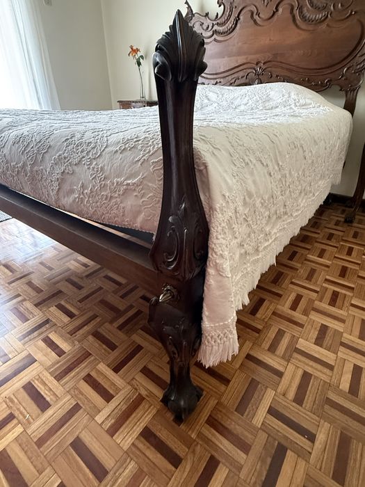 Cama D. João V, em bom estado de conservação.