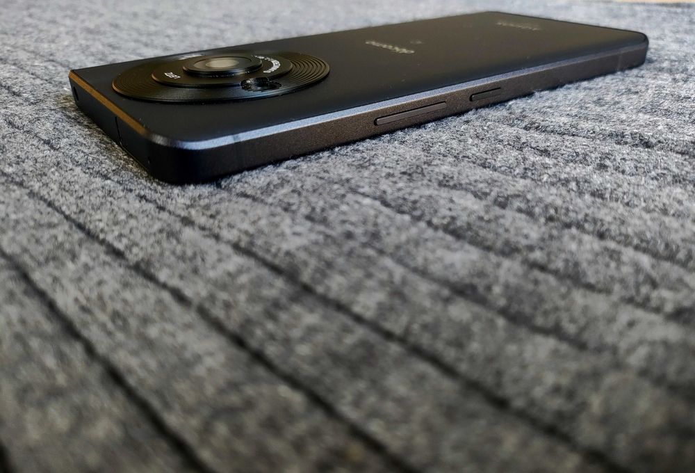 Sharp Aquos R8PRO 12\256gb Главный козырь - камера від Leica, 2sim NFC