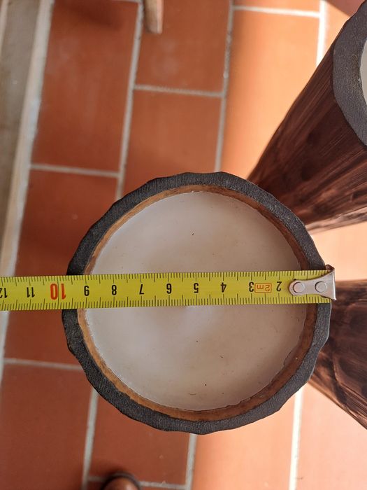 3 velas altas em tronco de madeira