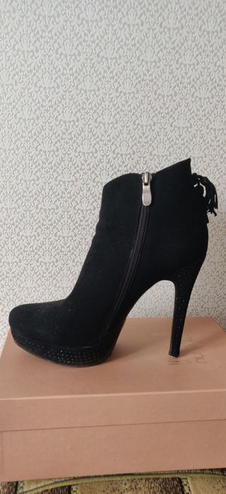 Ботильоны замшевые.