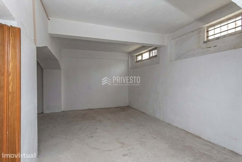 Garagem com Acesso Direto à Rua em Agualva-Cacém