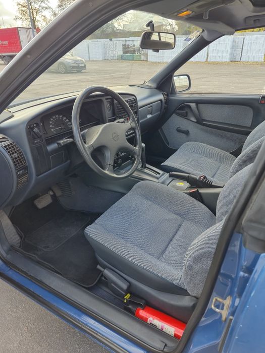 Опель омега 1.8  Opel Omega