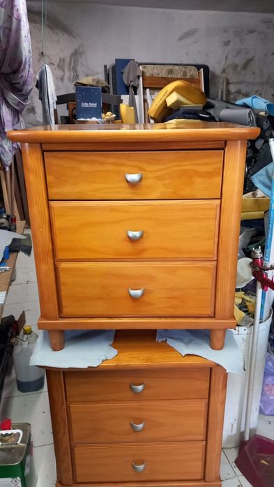 2 Mesas de cabeçeira em madeira