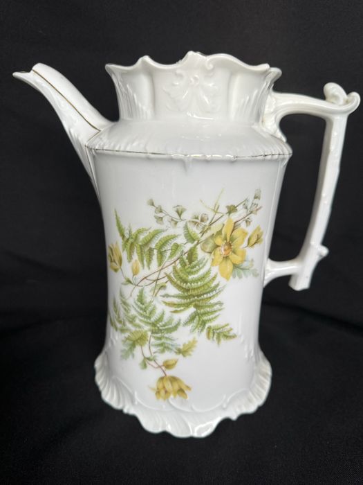 CT.Zestaw porcelanowych dzbanków, mlecznik i cukiernica.