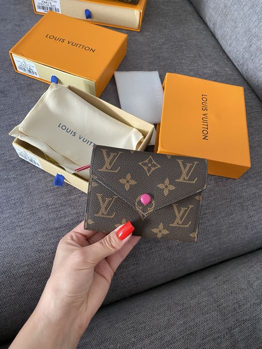 Mały portfel LV Louis Vuitton Victorine monogram  z różowym wnętrzem