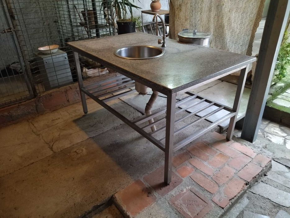 Banca em aço inox e tampo de GRANITO (com lavatório)