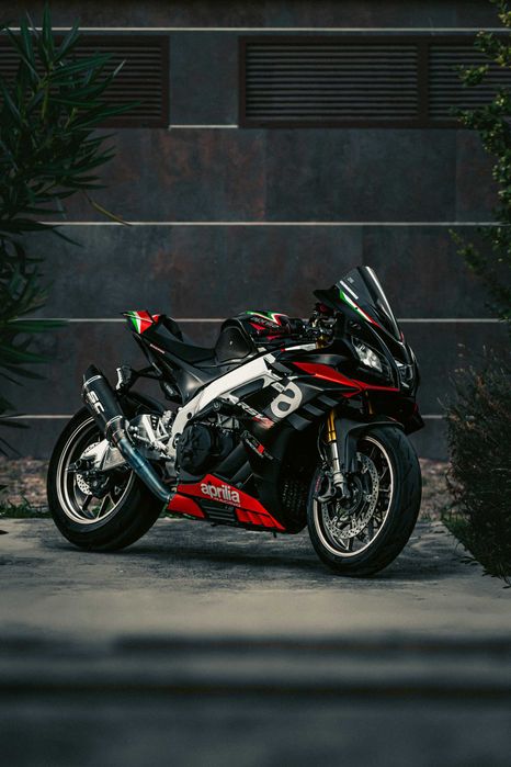 Aprilia rsv4 1100 factory