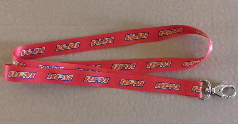 Colecções : postais, canetas, crachás, porta-chaves